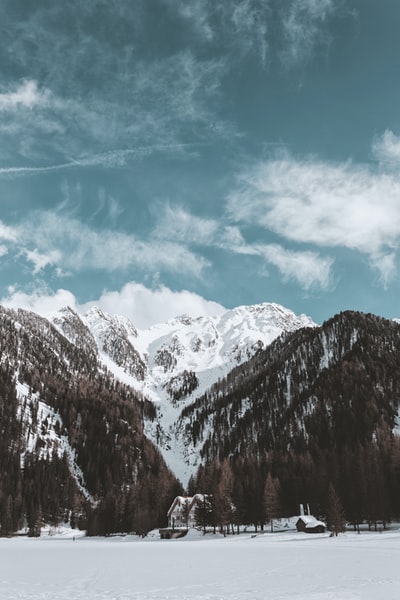 雪山坡地房屋低角度摄影